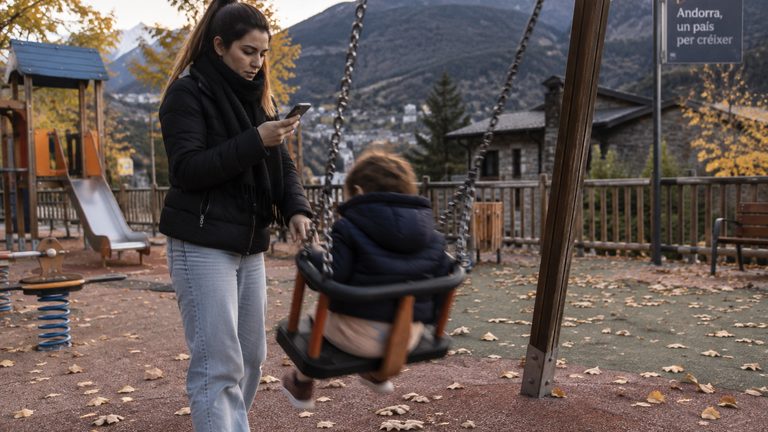 Canguro por horas en Andorra: precio en 2026, dónde encontrarlo por parroquia y cómo pagarlo legalmente