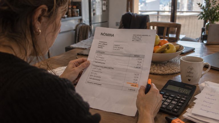 CASS para empleadas de hogar en Andorra: alta, el 6,5 % que te descuentan y tus derechos aunque el patrón no pague