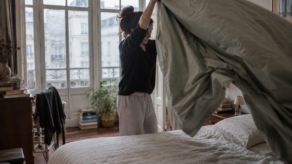 Empleada de hogar trabajando en el dormitorio principal en una vivienda de A Coruña