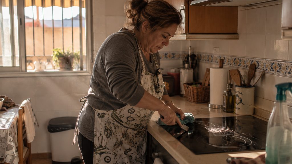 Empleada de hogar trabajando en la cocina en una vivienda de Almería