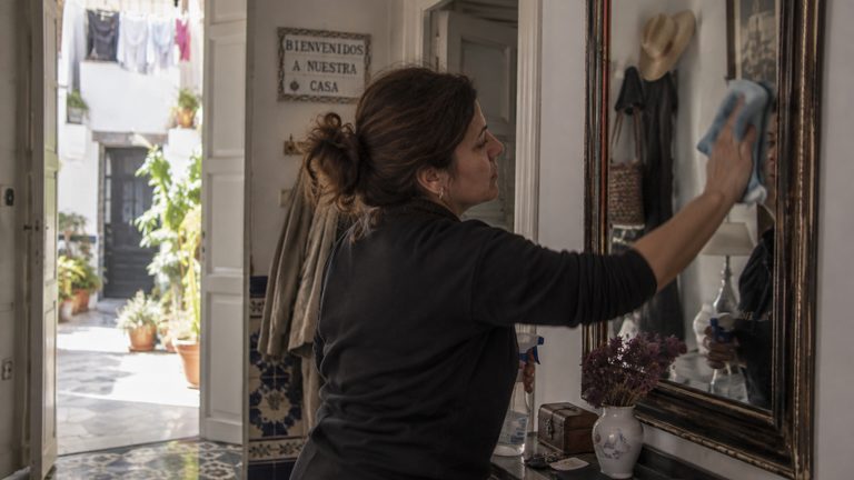 Empleada de hogar en Cádiz: casco antiguo y Puerta Tierra, dos ciudades en una isla