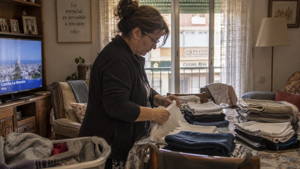Empleada de hogar trabajando en el salón en una vivienda de Ciudad Real