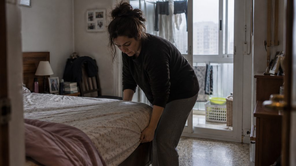 Empleada de hogar trabajando en el dormitorio en una vivienda de Lleida