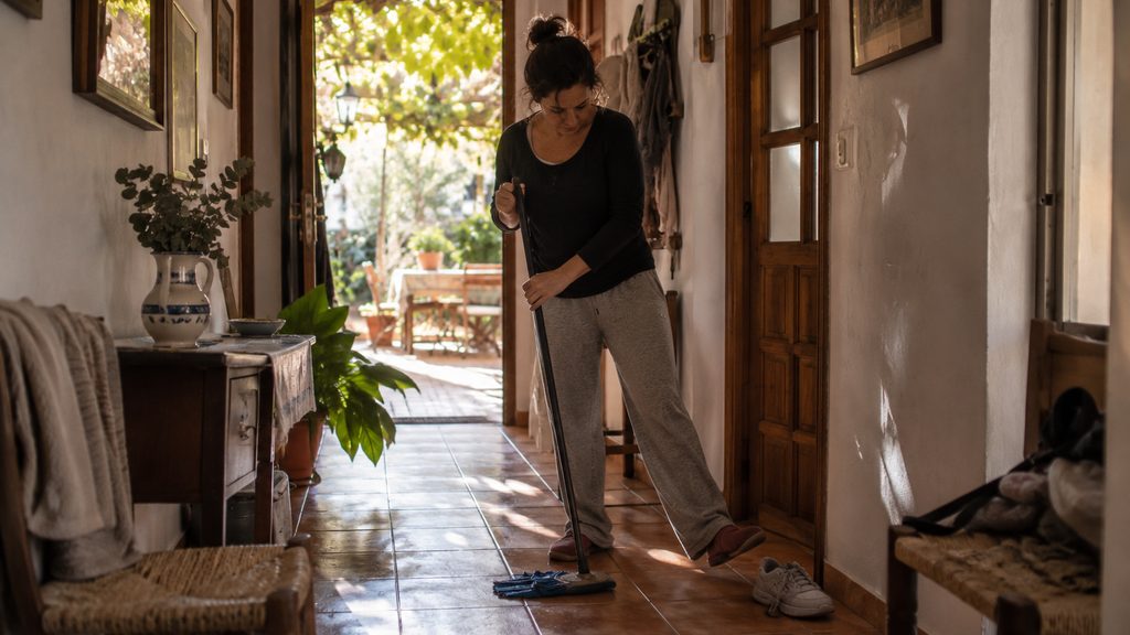 Empleada de hogar trabajando en el pasillo en una vivienda de Murcia