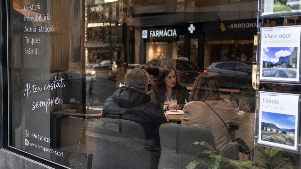 Pareja informandose en el local de una empresa de limpieza en Escaldes-Engordany