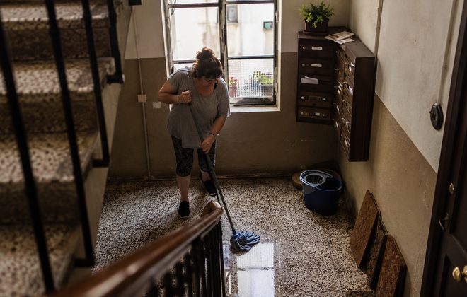 Limpieza del rellano y la escalera de una comunidad de vecinos con fregona