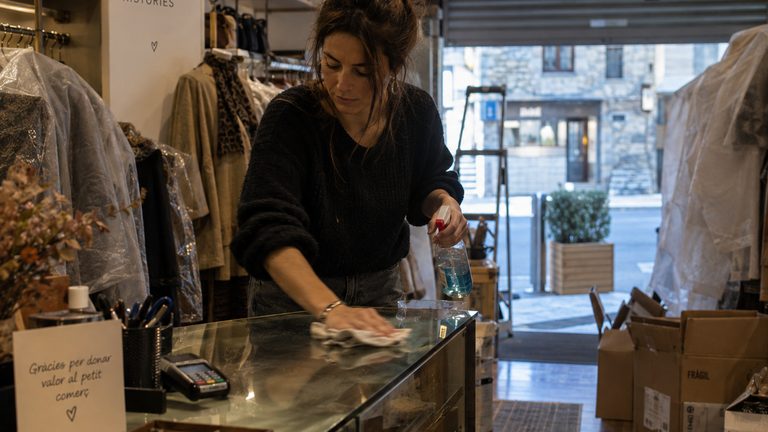 El error que cometen los comercios de Andorra al contratar la limpieza del local