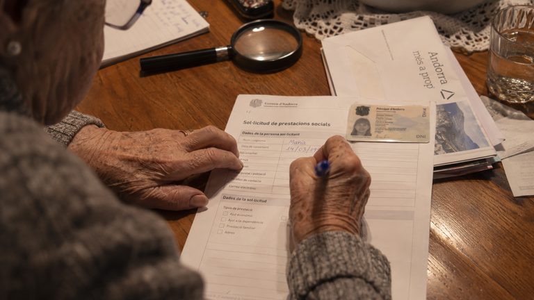Patró domèstic a la CASS: com donar d’alta una empleada de la llar a Andorra pas a pas