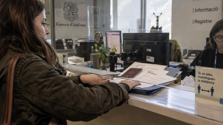 Permís de treball a Andorra per a empleades de la llar: fronterer, temporal o residència i treball