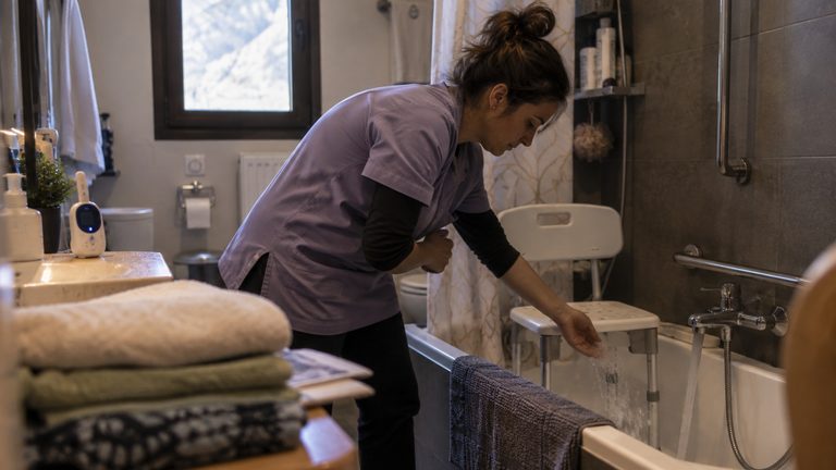 Trabajar de cuidadora de personas mayores en Andorra: permisos, sueldo y dónde hay demanda
