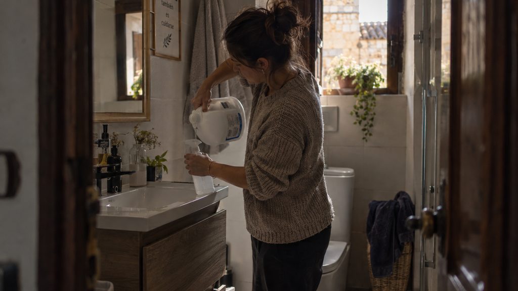 Trabajadora de limpieza en un baño durante su jornada en Cáceres