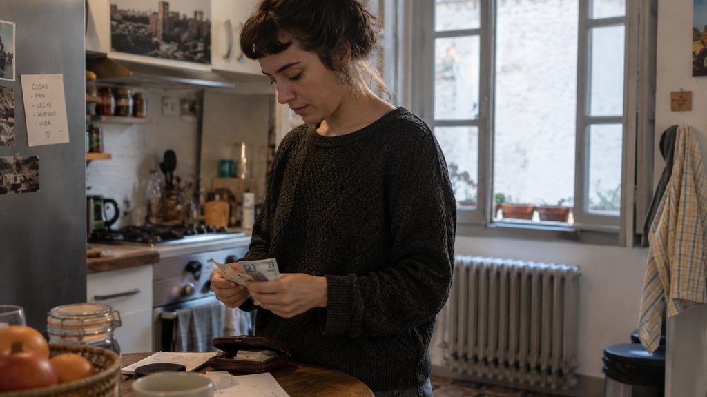 Trabajadora de limpieza en una cocina durante su jornada en Granada