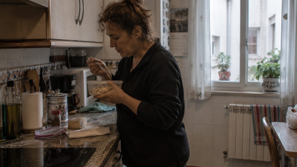 Trabajadora de limpieza en una cocina durante su jornada en Palencia