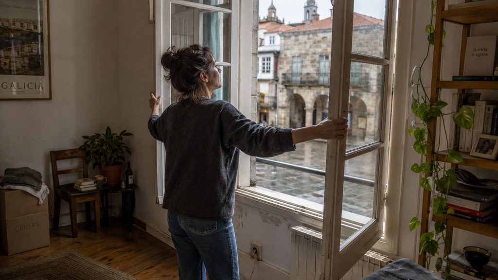 Trabajadora de limpieza en un salón vacío durante su jornada en Pontevedra