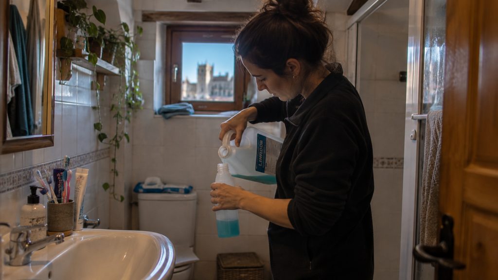 Trabajadora de limpieza en un baño durante su jornada en Segovia