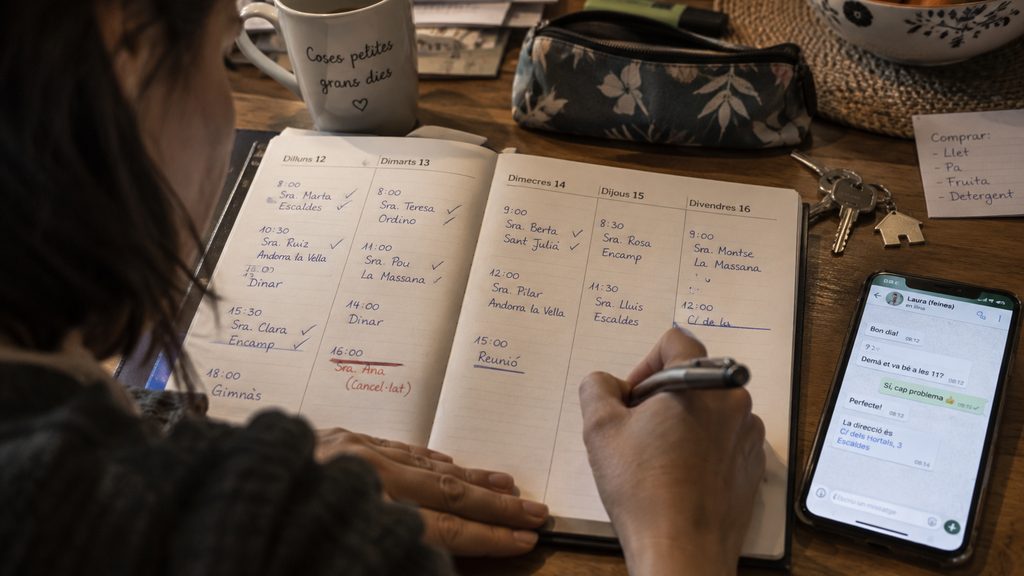 Agenda con las casas y horas de la semana apuntadas por una limpiadora por horas en Andorra